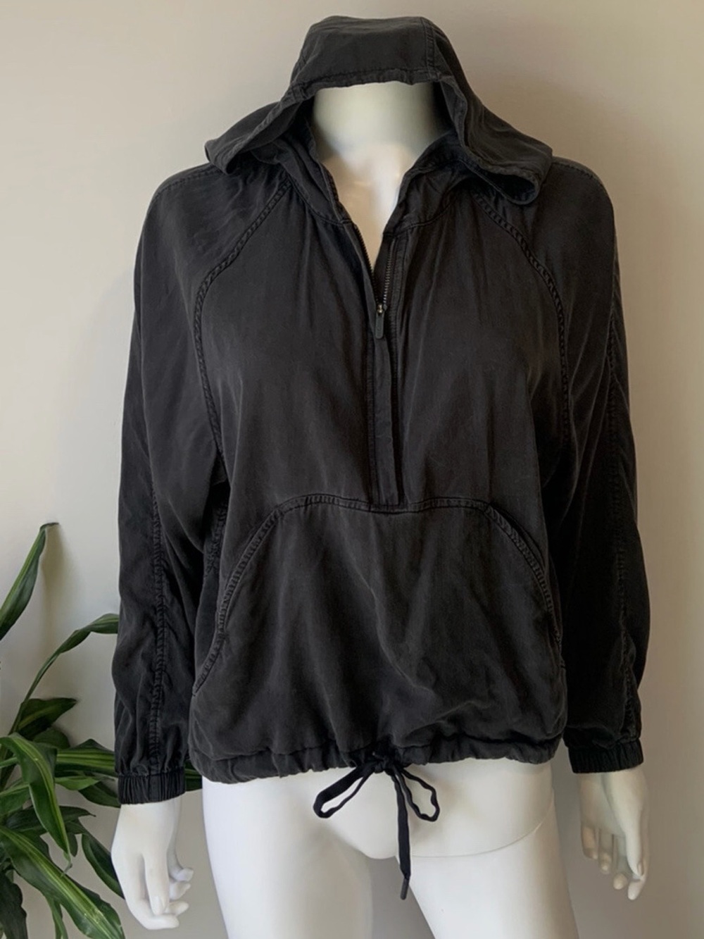 Lululemon Women’s Black Pullover Hooded Jacket